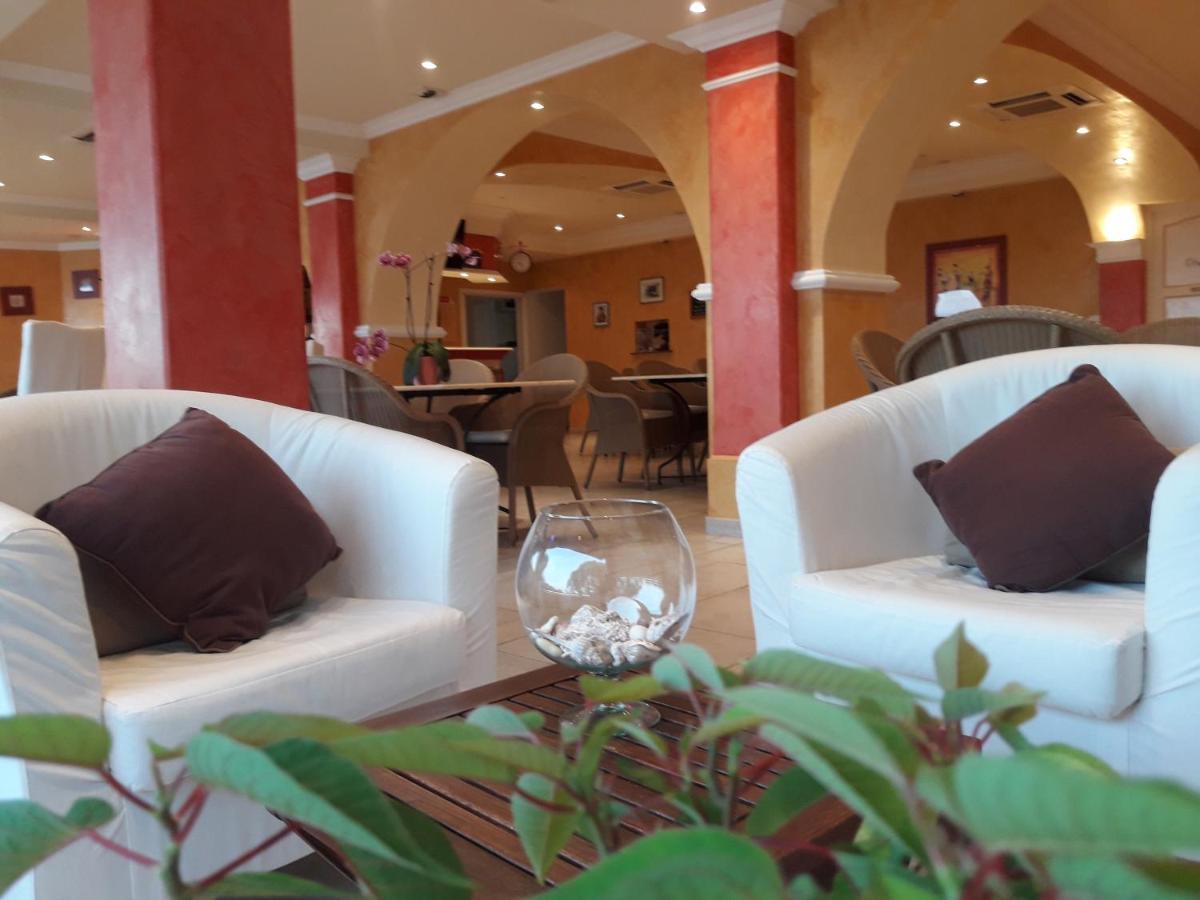Hotel & Spa La Villa Сен Максим Екстериор снимка